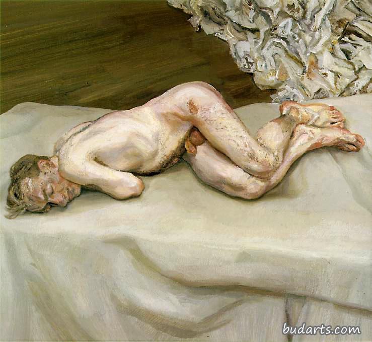 赤身裸体的人躺在床上