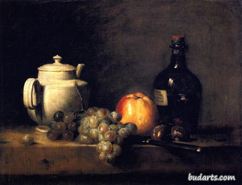 白色茶壶，有白葡萄和红葡萄、苹果、栗子、刀子和瓶子