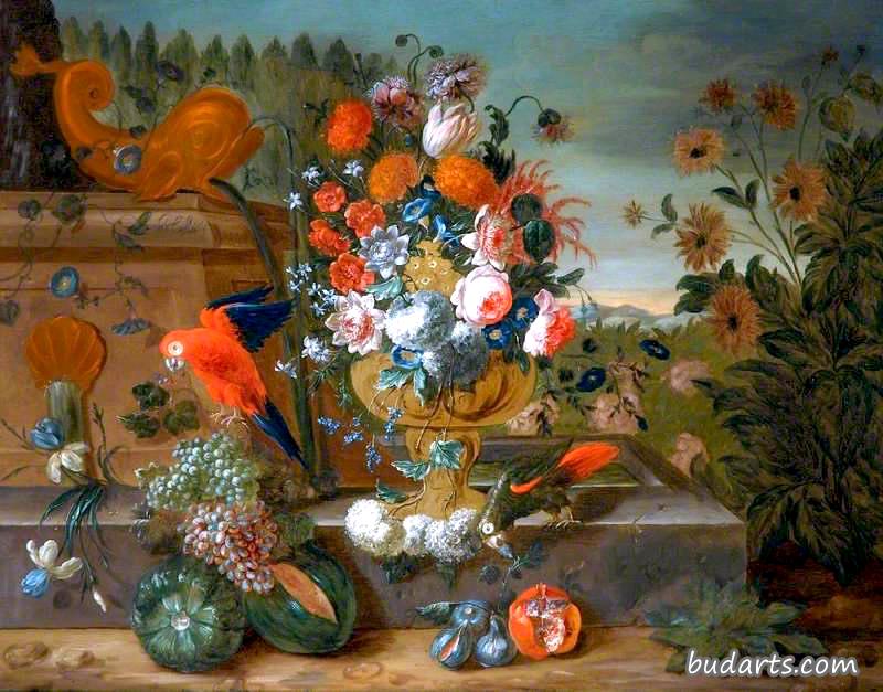 一个装有水果和两只鹦鹉的石头花瓶