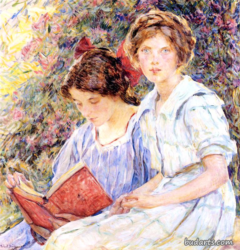 两个女人在看书