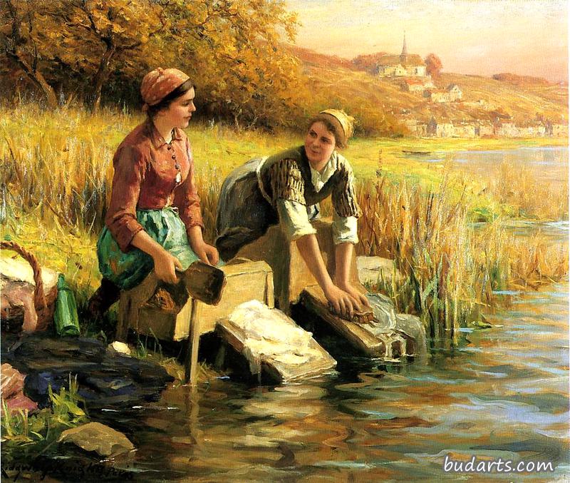 妇女在河边洗衣服