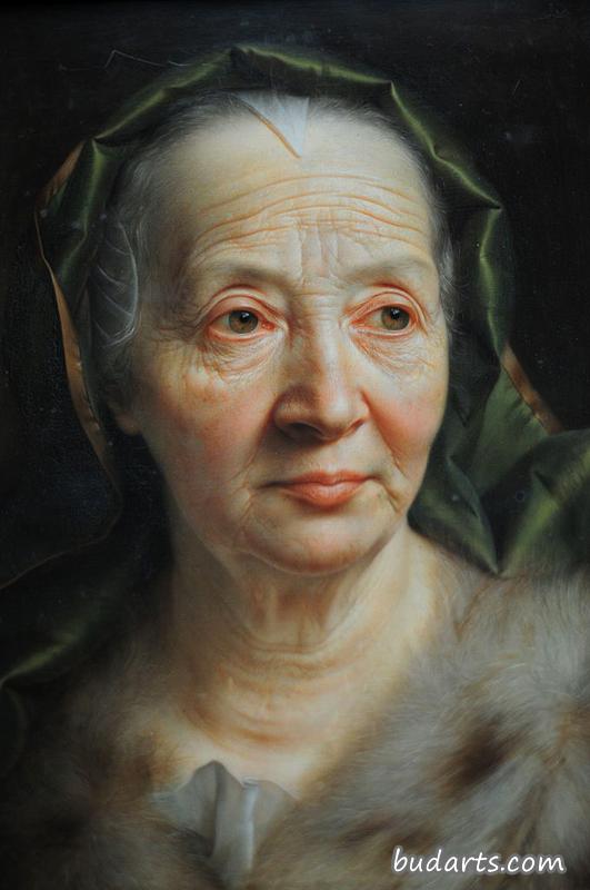 一位戴绿领巾的老妇人的画像