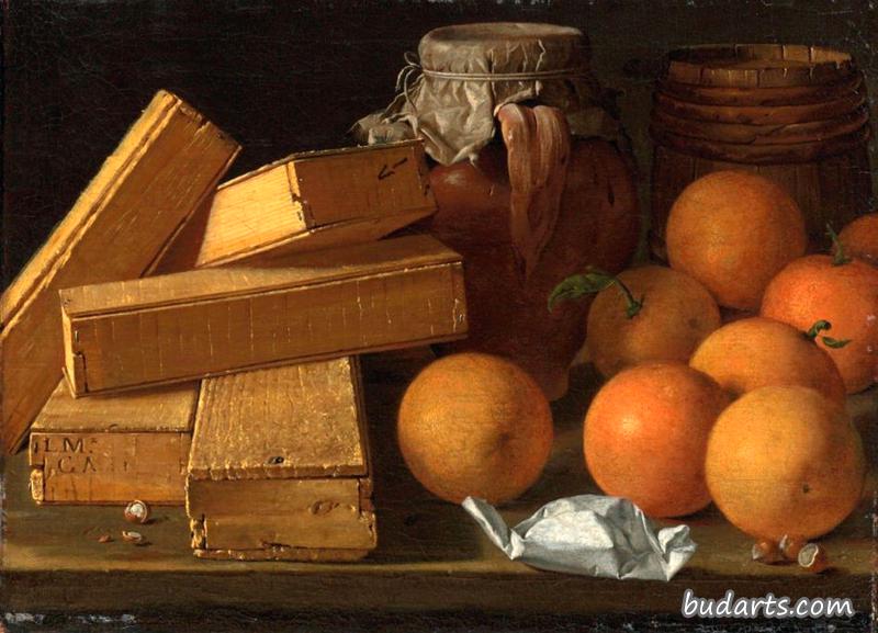 橙子，坚果，香料，几盒糖果，一个罐子和一个桌子上的木桶