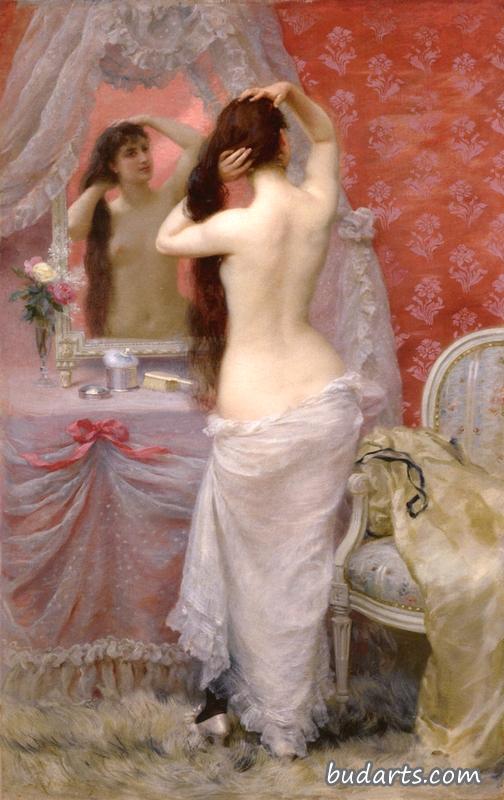 年轻的裸体女性把头发固定在室内