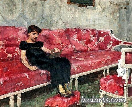 坐在红色沙发上的女孩