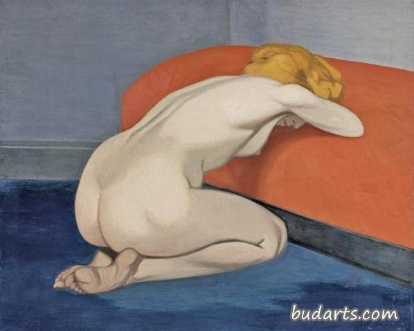 赤裸的女人跪在红色沙发前