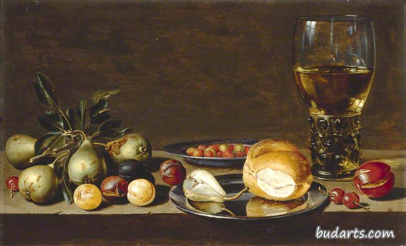 静物：水果、面包和桌上的高脚杯