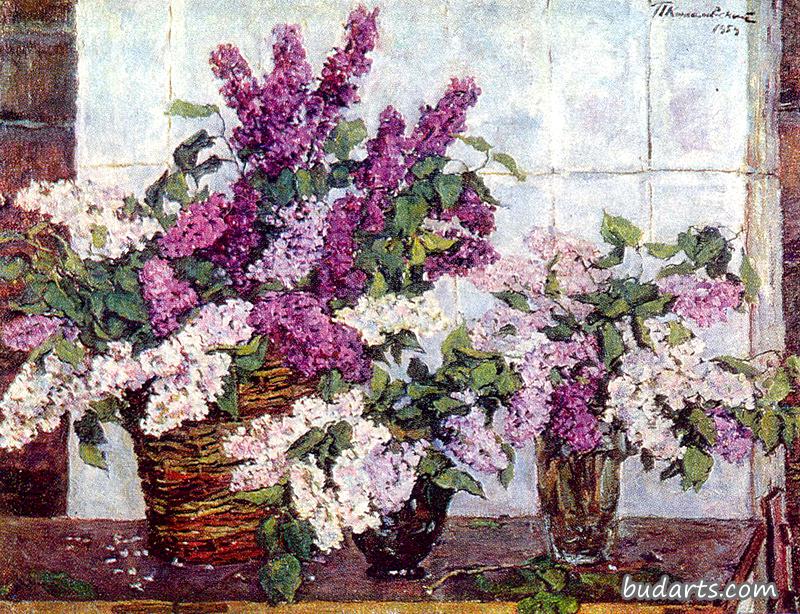 紫丁香，水晶花瓶和篮子