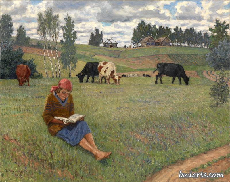在草地上读书的女孩