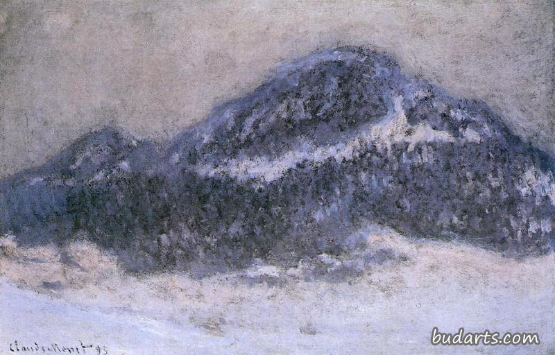 雾蒙蒙的科尔萨斯山
