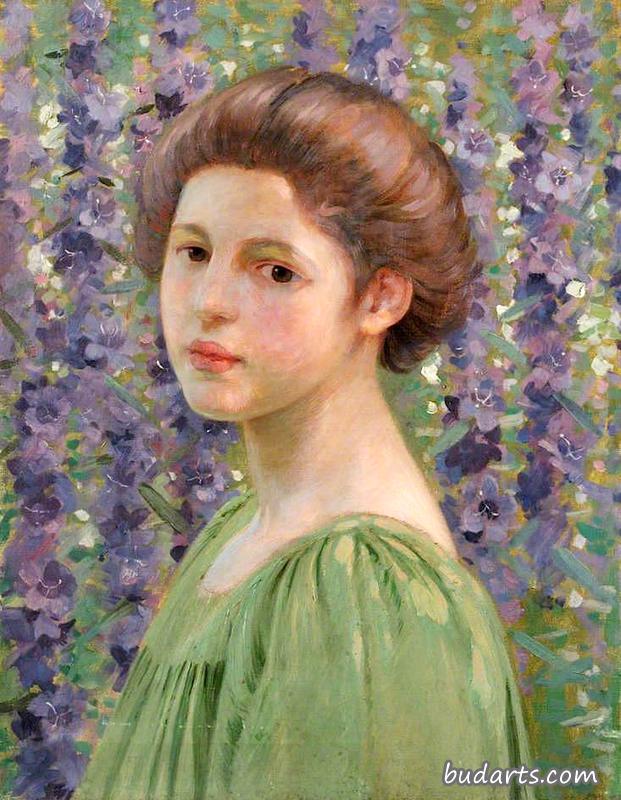 紫色飞燕草中的女孩肖像
