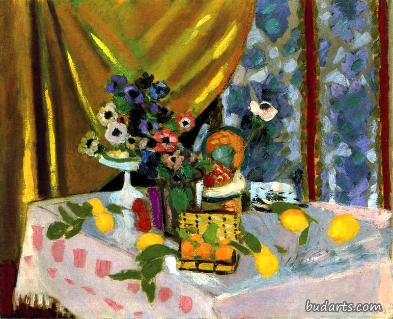 静物画：粉色桌布、银莲花花瓶、柠檬和菠萝