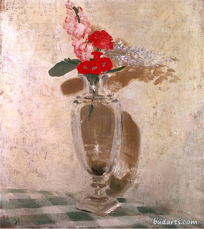玻璃花瓶里的鲜花，有花托和红色康乃馨