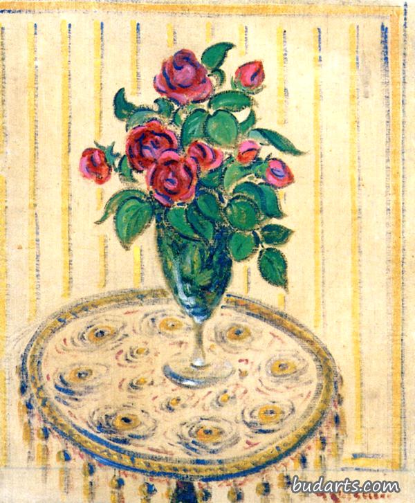 台座桌上的玫瑰花花瓶