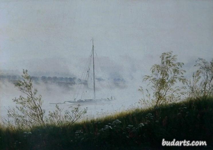 清晨大雾中的易北河上的船