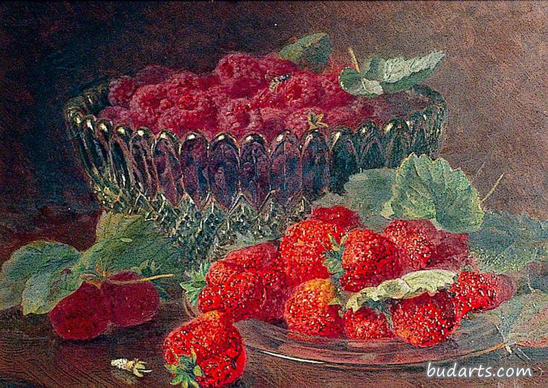 玻璃碗里的草莓和覆盆子