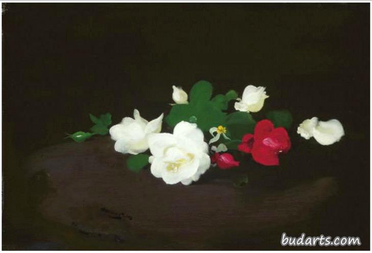 圆桌上的白玫瑰和粉红玫瑰