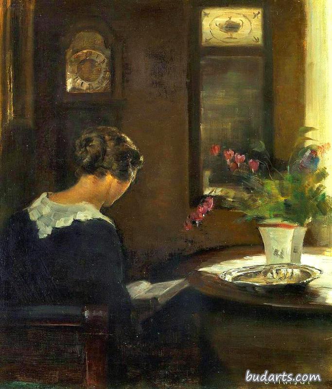 室内，艺术家的妻子在桌旁看书