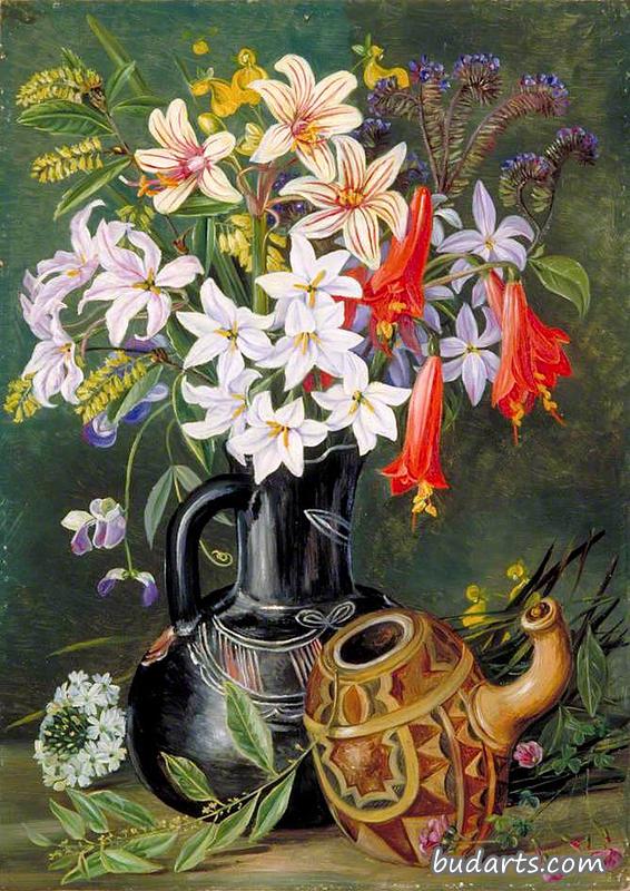 黑水壶里的辣椒百合和其他花，配以装饰性葫芦作配偶
