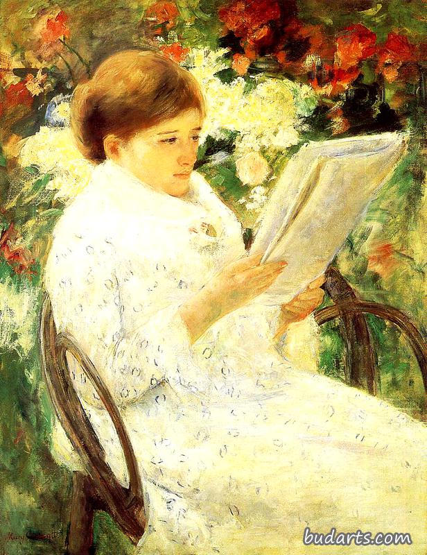 在花园里读书的女人