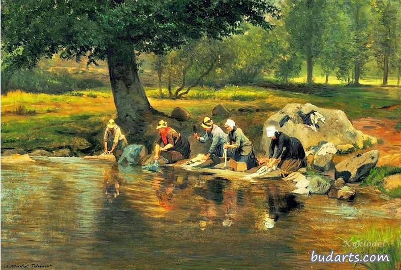 妇女在河里洗衣服