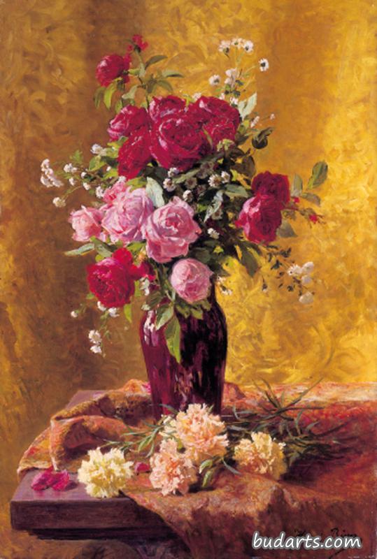 一个挂着康乃馨的玫瑰花瓶