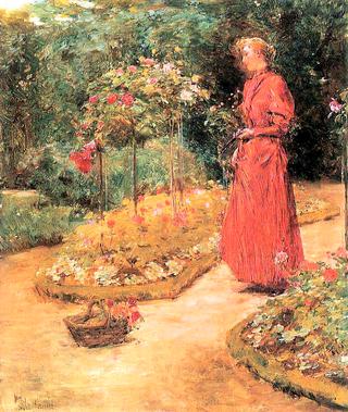 在花园里剪玫瑰的女人