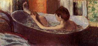 洗澡的女人用海绵擦腿