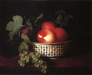 瓷碗里的桃子和葡萄