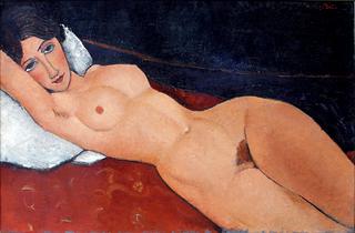女性裸体斜靠在白色枕头上
