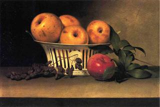瓷器篮子里有葡萄干、黄苹果和红苹果的静物画