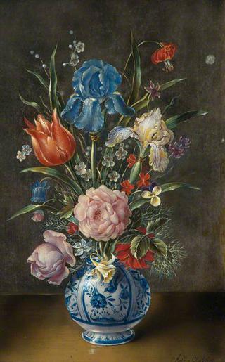 德尔夫特花瓶里的春天花朵：鸢尾花、玫瑰和郁金香