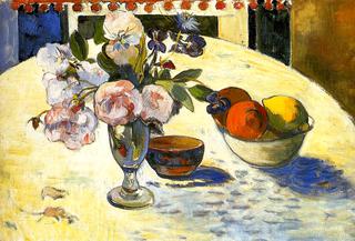桌子上的鲜花和一碗水果