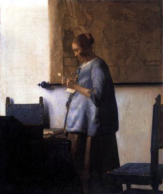 穿蓝色衣服的女人在读一封信