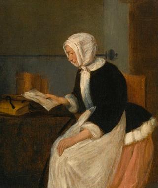 一位年轻女士在室内读一封信