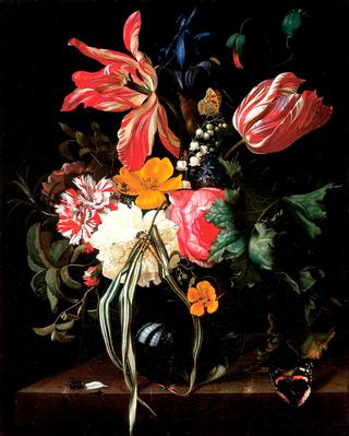 郁金香、玫瑰和其他有昆虫的花的花瓶