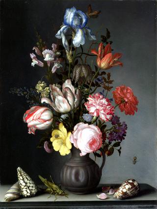 有贝壳和昆虫的花瓶里的花