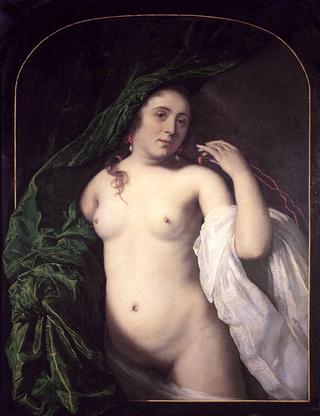 窗帘后面的裸体年轻女子