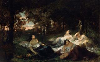 在森林空地上休息的年轻妇女