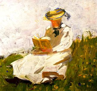在草地上读书的女人