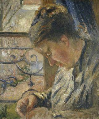 毕沙罗夫人在窗户附近缝纫的肖像