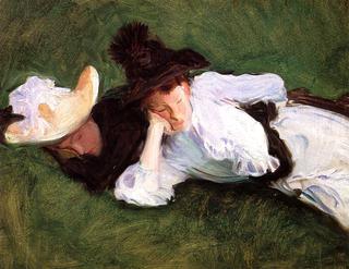 两个女孩躺在草地上