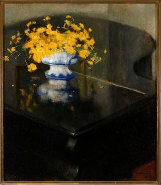 钢琴上的黄花