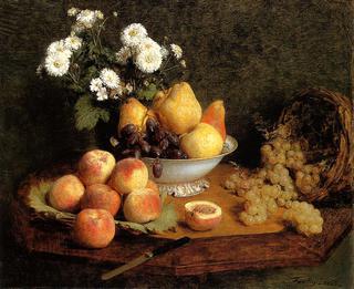 桌子上的花和水果