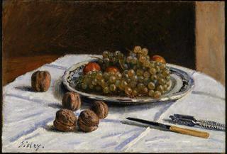 桌子上的葡萄和核桃