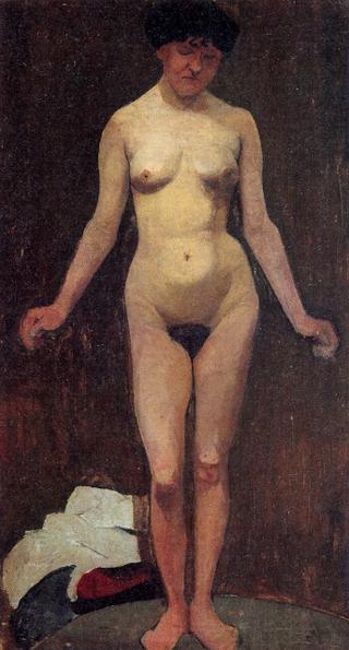 女性裸体站立，正面，双臂成角度