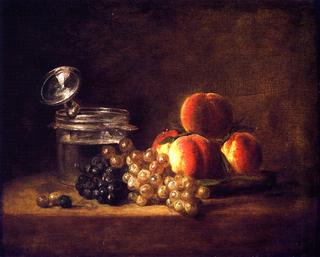 一篮子桃子、红葡萄和白葡萄，配酒柜和带梗的玻璃杯