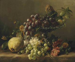 A quince, dandelions, daisies, dahlia's, and a plateau with grapes, all on a ledge