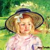 小女孩戴着一顶又硬又圆的帽子，望着阳光明媚的花园