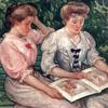两个女孩坐在长凳上看书